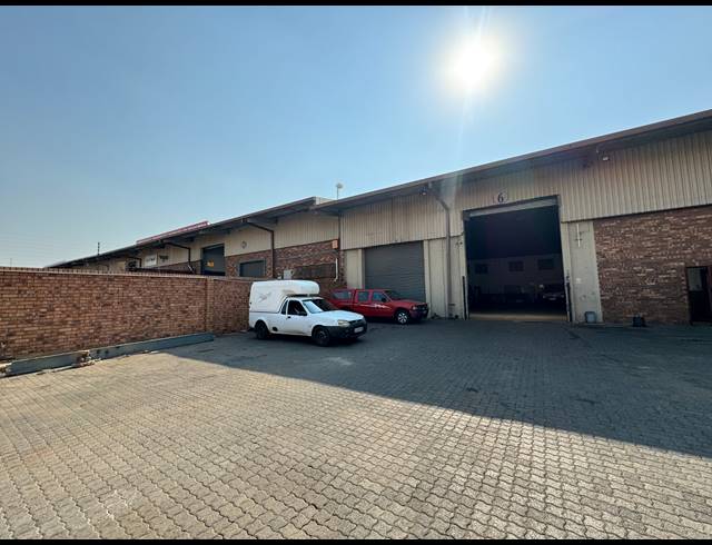 950M² WAREHOUSE TO LET IN JET PARK